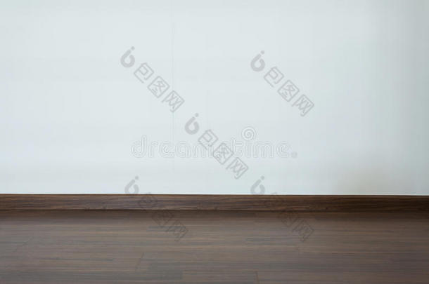 空房，白色砂浆墙背景和木层压板地板