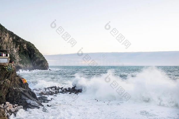 在暴风雨的冬季里奥马吉奥尔，利古里亚，巨浪<strong>冲破</strong>悬崖。