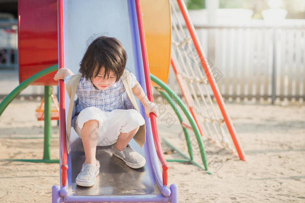 孩子们在夏季户外公园的操场上玩耍