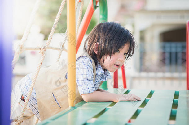 孩子们在夏季户外公园的操场上玩耍