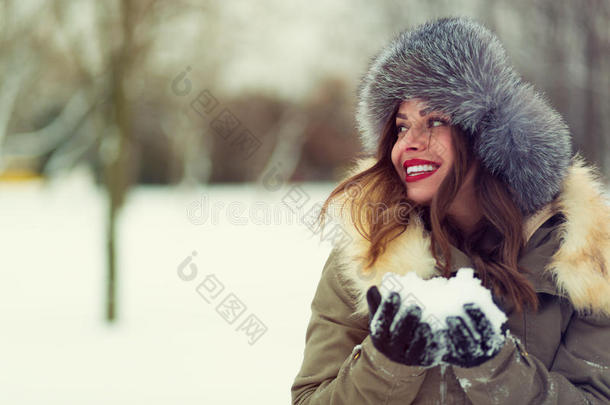 穿着冬衣和毛皮帽的漂亮女人
