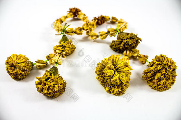 干燥的茉莉花花环和金盏花