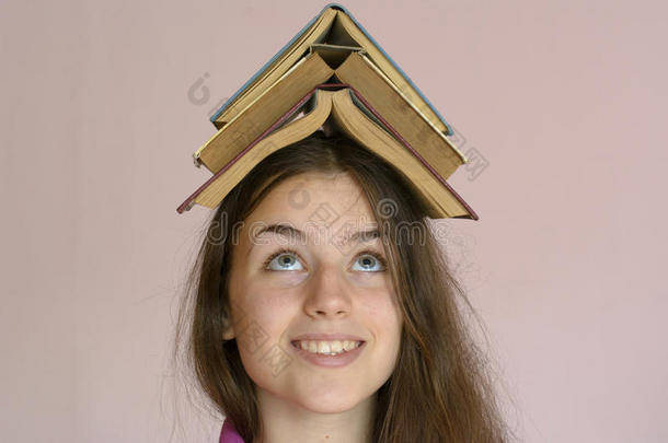 头上顶着书的女孩