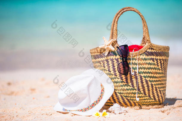 海滩配件-稻草袋，太阳镜，海滩上的帽子