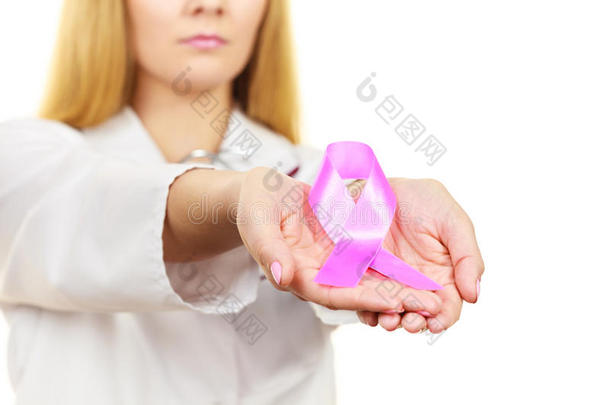 医生展示粉红色癌症意识丝带