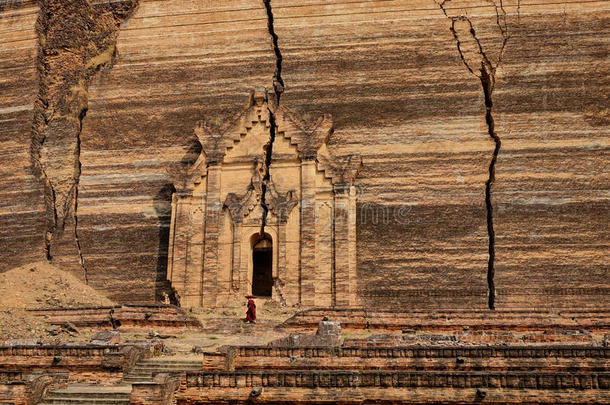 缅甸曼达莱明云帕托达吉的一名僧侣