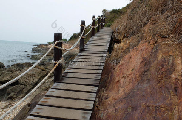 在海上的山上的木板路