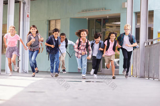 一群小学生在学校走廊里跑步