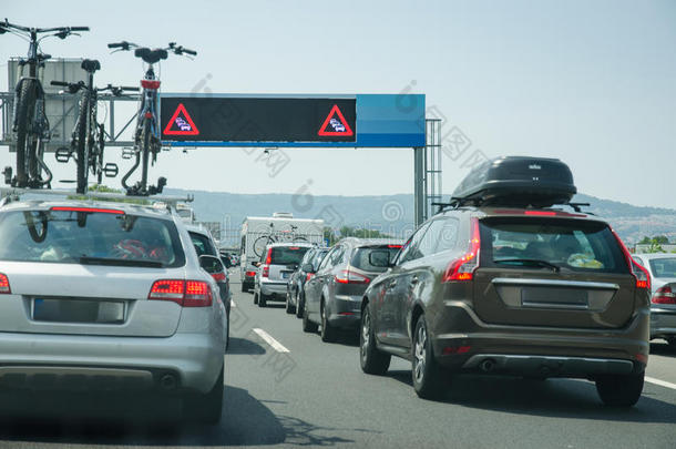 交通堵塞的汽车