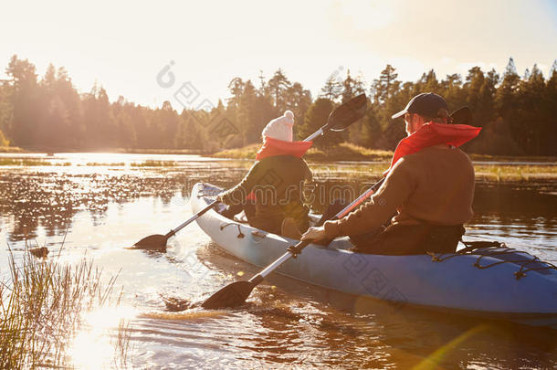 情侣皮划艇在湖上，背面，特写