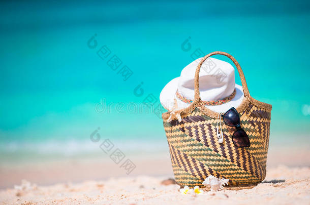 海滩配件-稻草袋，太阳镜，海滩上的帽子