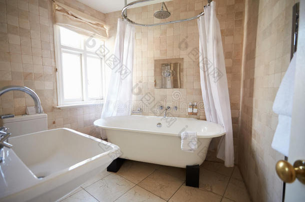 漂亮的浴室，有免费的<strong>站立</strong>浴缸和淋浴