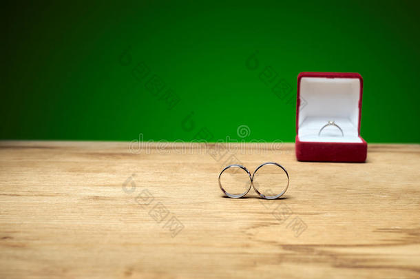 订婚戒指在桌子上，后面的订婚