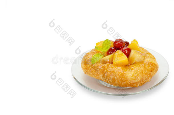 丹麦糕点与水果分离在白色背景上，剪裁