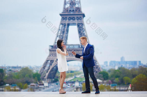 巴黎的幸福浪漫夫妇