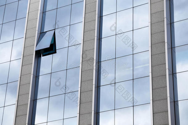 现代玻璃办公大楼的外立面
