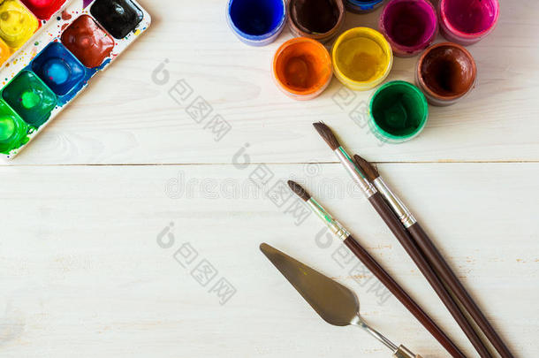 绘画艺术。 绘画集：刷子，油漆，水彩，丙烯酸涂料自上而下的视图
