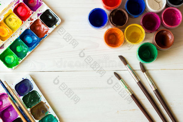 绘画艺术。 绘画集：刷子，油漆，水彩，丙烯酸涂料自上而下的视图