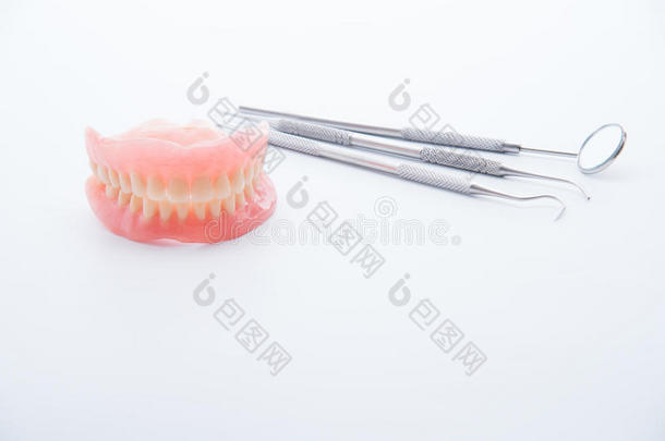 义齿和牙科工具，白色背景上的牙科镜