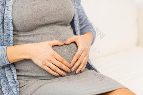 密切孕妇的腹部和心脏形状