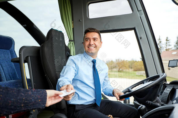 公共汽车司机从乘客那里取票或卡