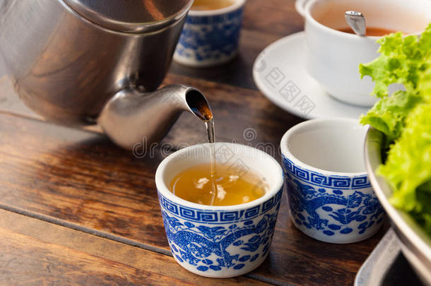 中国传统的热茶从水壶里倒出来