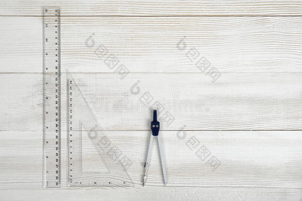 平躺在木制表面上的直角厘米尺子和工程隔板。