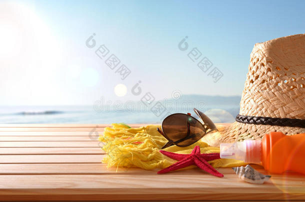 海滩物品在桌子上，木制板条和海洋背景