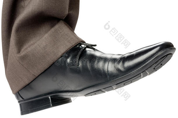 穿黑鞋走路或走路的商人