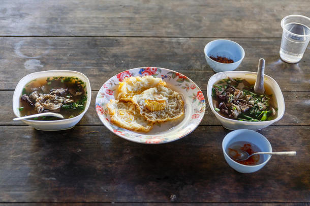 亚洲<strong>早餐</strong>，猪肉汤与煎蛋在<strong>泰国</strong>西北部塔克省乌姆邦