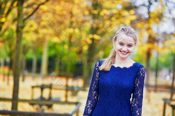 秋天，巴黎卢森堡花园里美丽的年轻女人