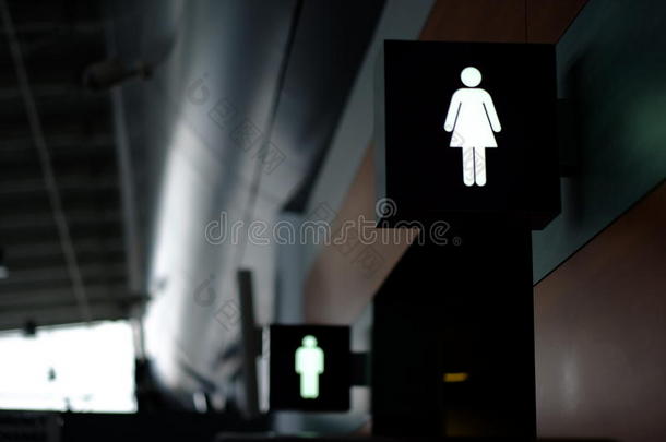 男女厕所的入口。 在机场签名