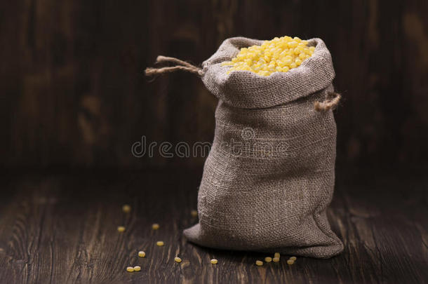 <strong>金色珍珠</strong>粗麦粉放在一个麻布袋里