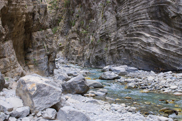 希腊克里特萨马利亚峡谷的小溪