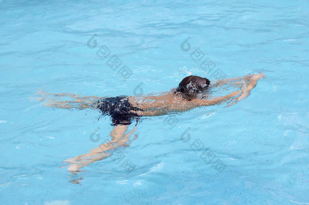 亚洲男孩中风在游泳池游泳