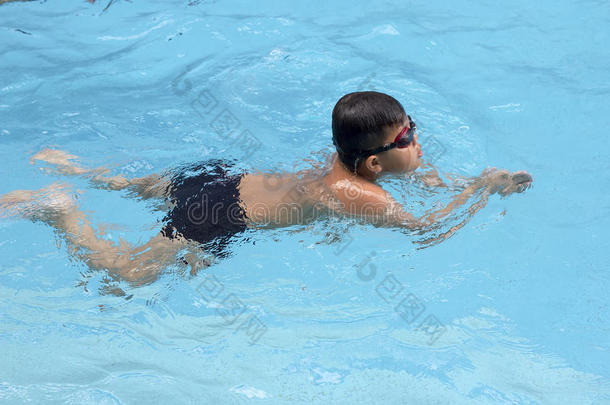 亚洲男孩中风在游泳池游泳