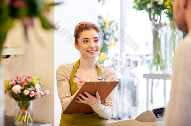 花店的女人和男人在花店点菜