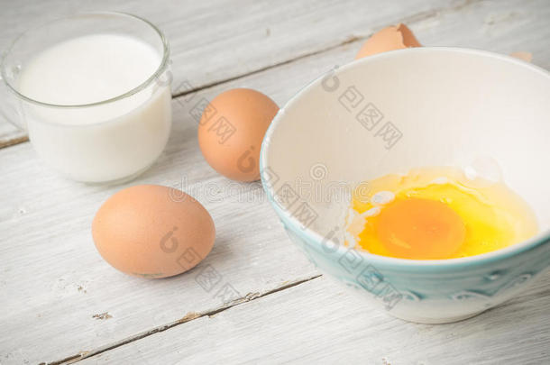 鸡蛋和酸奶在白色的木桌上水平