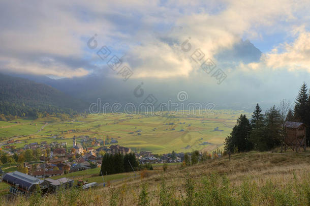 秋天的山坡风景在清晨与金色的云彩拥抱山的背景