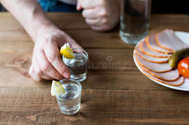 上瘾酒精酗酒酒吧瓶子