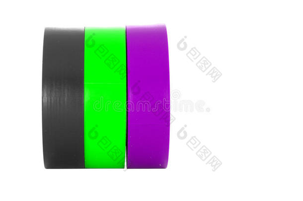 黑色，绿色，紫色<strong>绝缘胶带</strong>卷隔离在白色背景上