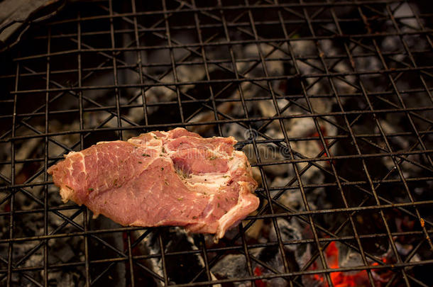 在烤架上煮<strong>肉</strong>