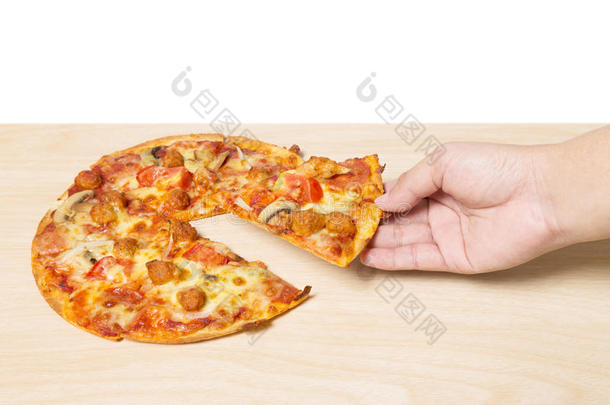 手拿美味的美味披萨在木头上