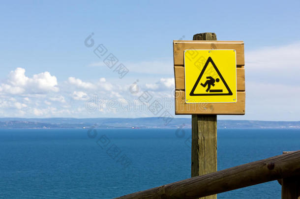 海滨全景小径上的危险标志