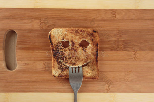 拟人的烤板面包早餐