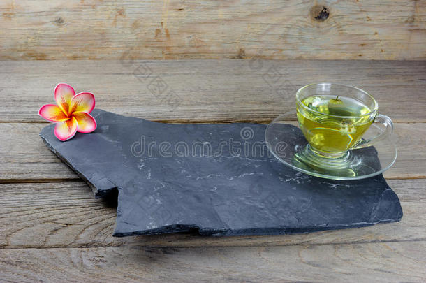 菊花茶在玻璃上的木材背景