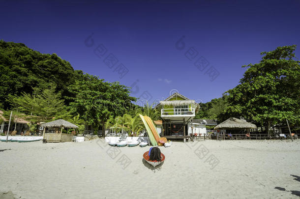 美丽的热带岛屿和度假胜地在晴天。 白色沙滩，蓝天背景