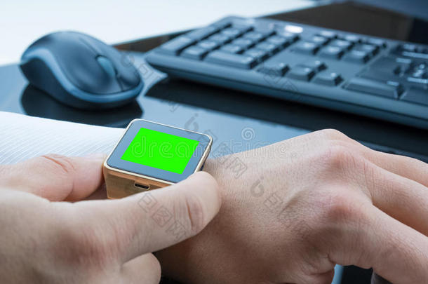 商务人士使用带有chroma键绿色屏幕的智能手表应用程序，新技术概念