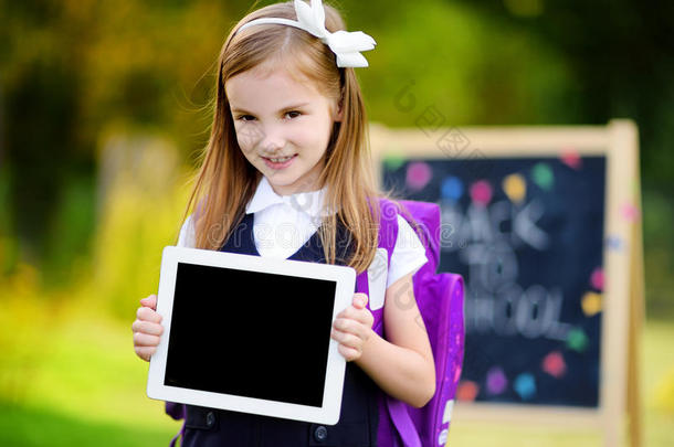 可爱的小女生拿着数字平板电脑