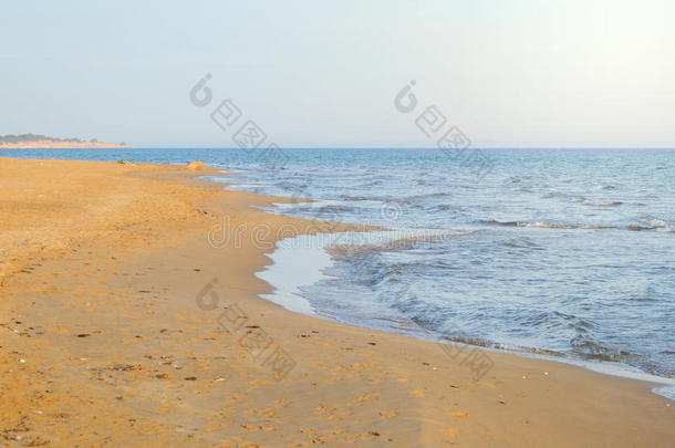 空旷的海滩和平静的大海。 暑假